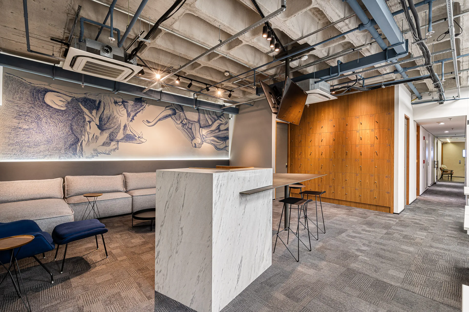 Lounge com painel artístico